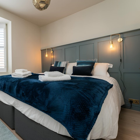 Cosy up in the snug king-size bed