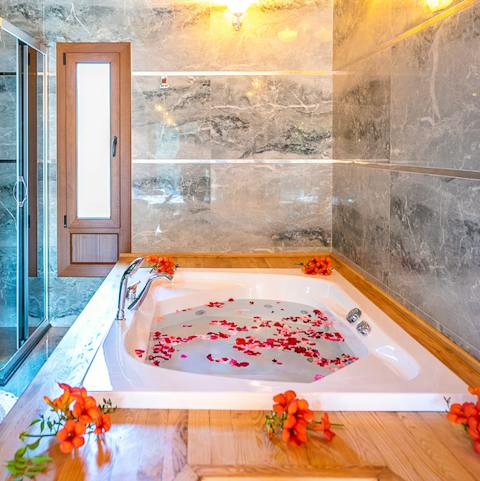 Soak your troubles away in the Jacuzzi bathtub in the main en-suite