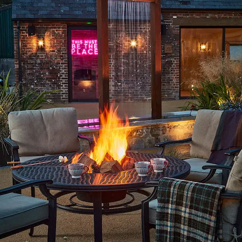 Keep the night flowing around the firepit for an evening of stargazing