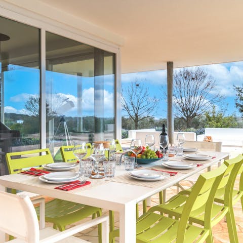 Enjoy relaxed barbecue dinners at home around the outdoor dining table