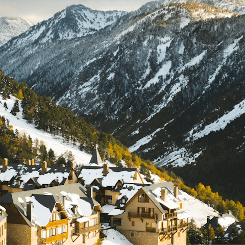 Stay in Baqueira and reach the ski lift in five minutes on foot