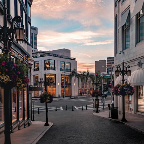 Stay right in the heart of Beverley Hills