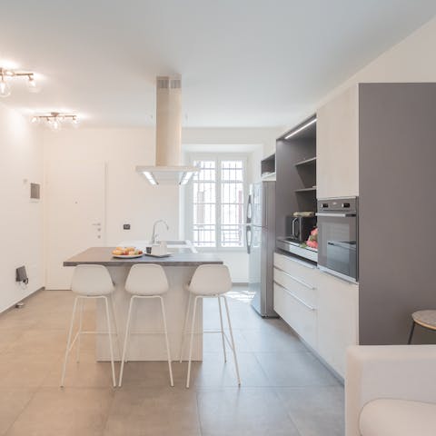 Enjoy meals together at the breakfast bar