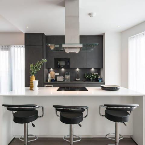 Serve up a full English breakfast at the breakfast bar before heading out to experience central London