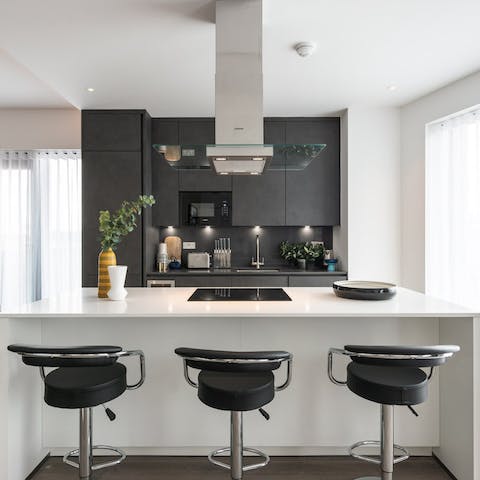 Serve up a full English breakfast at the breakfast bar before heading out to experience central London