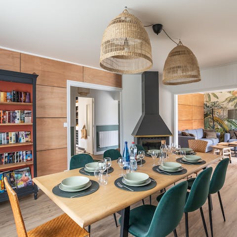 Dine together en famille in the stylish villa