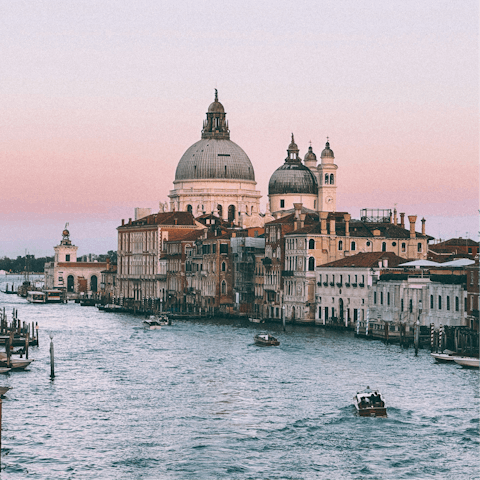 Watch the sunset from Ponte dell'Accademia