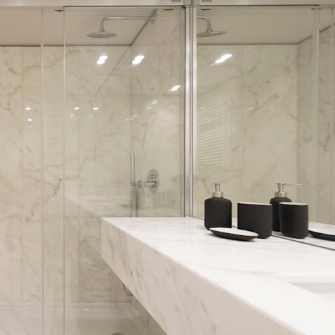 Get ready for an evening out in Porto in the stylish bathroom