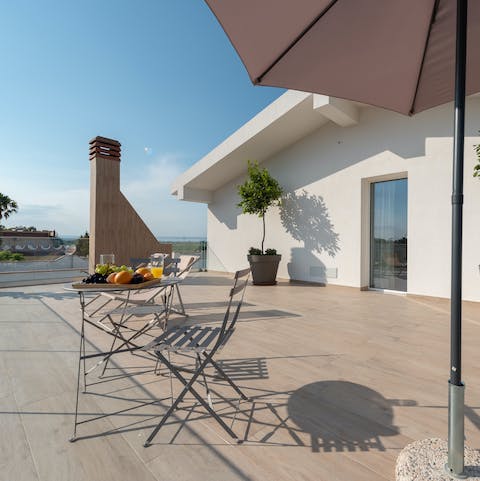 Eat breakfast with a view on the balcony