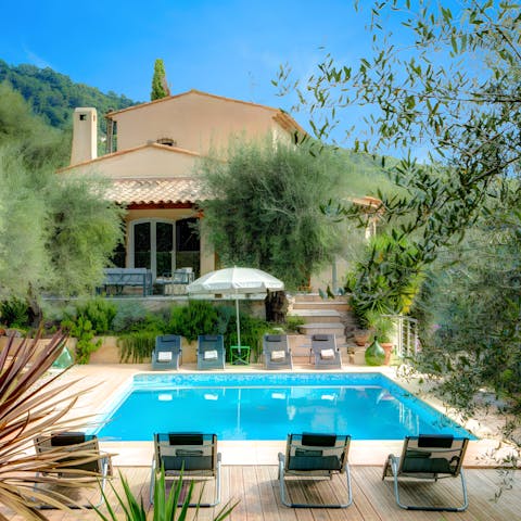 Go from sunbathing to refreshing yourself with a dip in the pool