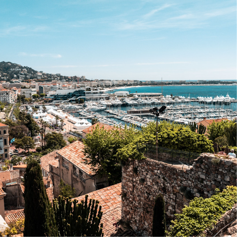 Reach the beaches and nightlife of Cannes in just fifteen minutes