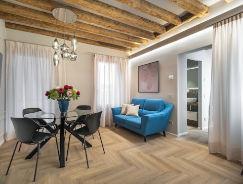 Relax in a bright room where old beams meet contemporary decor