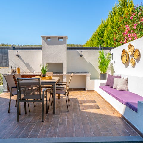 Get lunch sizzling on the barbecue and dine under the sun as the kids play in the garden