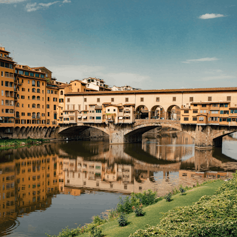Walk for thirty minutes along the Arno to Ponte Vecchio