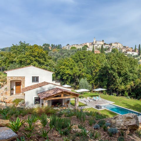 The home is just a ten minute walk from the historic hilltop village of Châteauneuf de Grasse