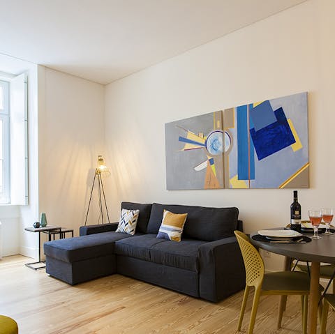 Stretch out on the corner sofa with your holiday reads – the window and lamp provide plenty of light