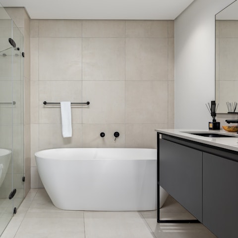 Unwind in the bathtub after a hike up Lion's Head or the Table Mountain
