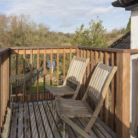 Serve your favourite drinks on the balcony