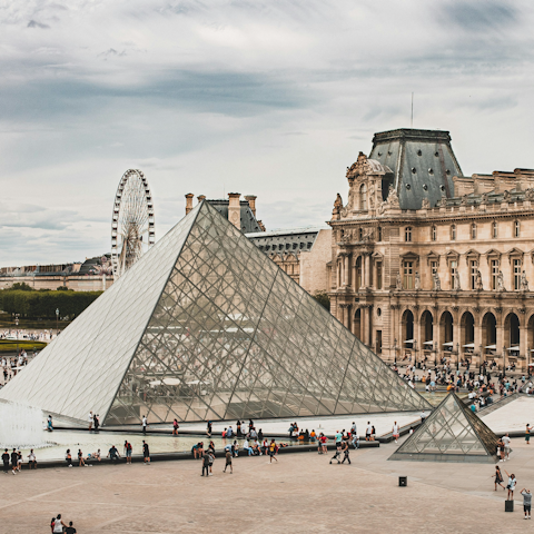 Walk to the world-famous Louvre in less than half an hour