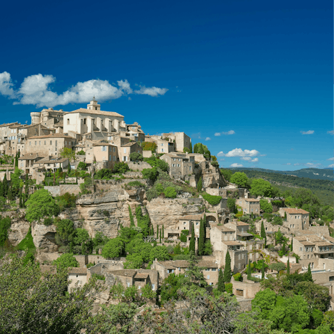 Explore the picturesque village of Gordes, 20 minutes away