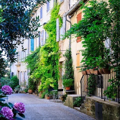 Wander through the charming streets of Lauris