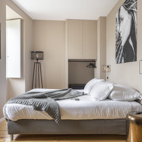 Fall asleep in the comfortable bedroom