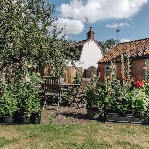 Eat al fresco in the scented cottage garden