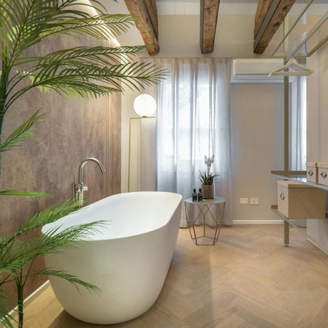 Relax in the freestanding bath