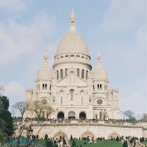 Admire the majestic sight of the Sacré-Cœur Basilica