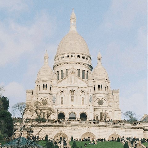 Admire the majestic sight of the Sacré-Cœur Basilica