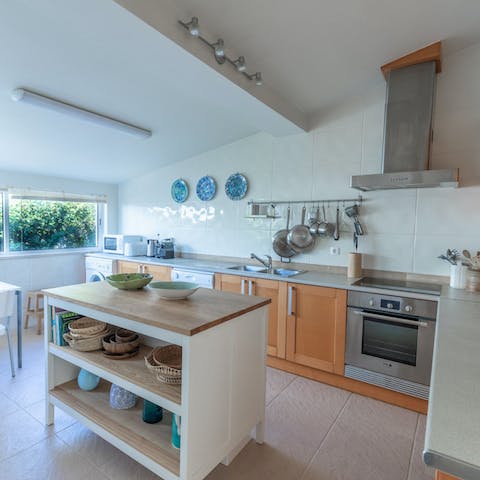 Experiment with local ingredients – think seafood and fresh vegetables – in the spacious kitchen