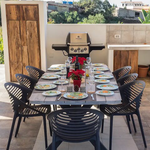 Enjoy some ropa vieja in your outdoor kitchen