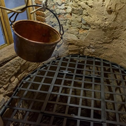 Explore the original features of this old Tuscan farmhouse