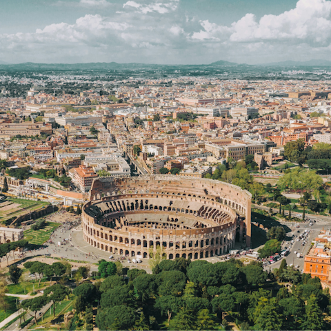 Stay a ten-minute stroll from the spectacular Colosseum