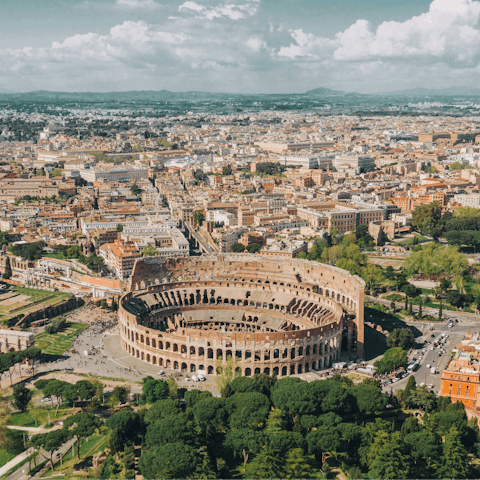 Stay a ten-minute stroll from the spectacular Colosseum
