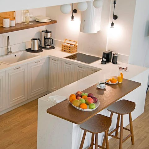 Try your hand at recreating traditional Athenian dishes in the well-equipped kitchen