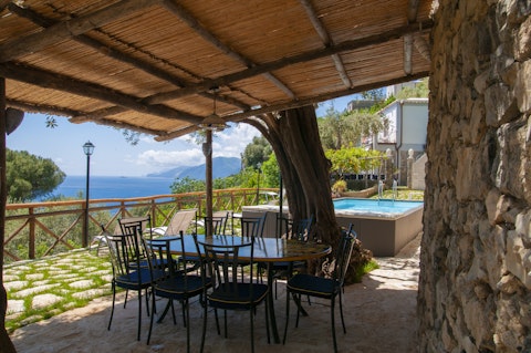 Lunch beneath a reed canopy with the Mediterranean laid out before you