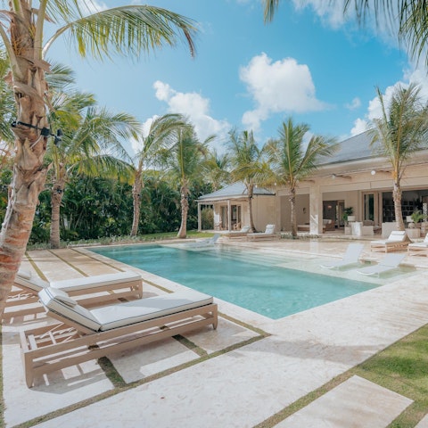 Beat the heat with a refreshing mojito by the pool