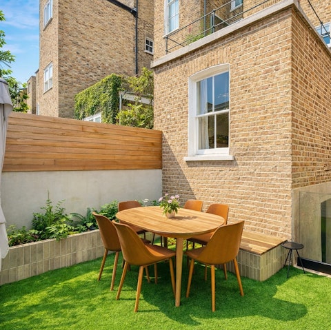 Tuck into an alfresco lunch out in the garden