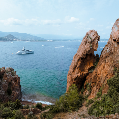 Stay close to the coast in the village of Théoule-sur-Mer