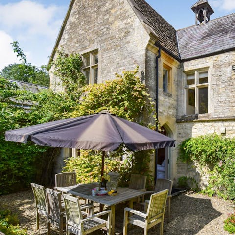 Enjoy an alfresco dinner with your loved ones when you hire a private chef