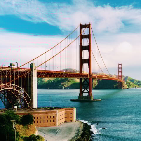 Board the tram to visit San Francisco's famous landmarks