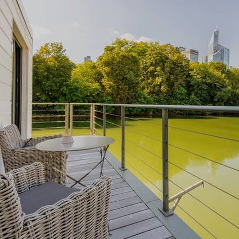 Gaze out over the greenery of  Île de Puteaux