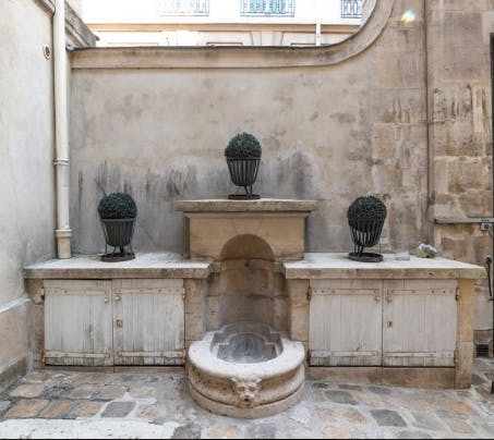 Feel the history of the city in the building's courtyard entrance