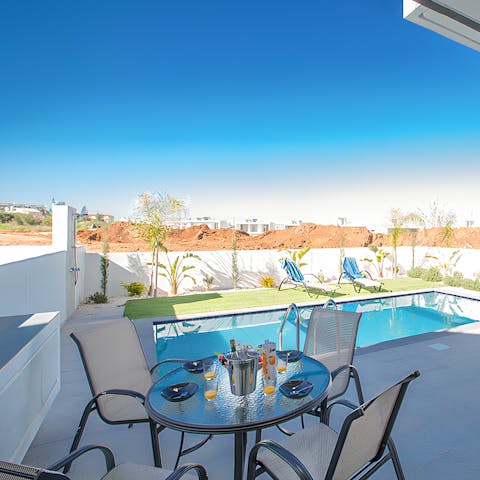 Serve up a healthy breakfast out on the pool deck