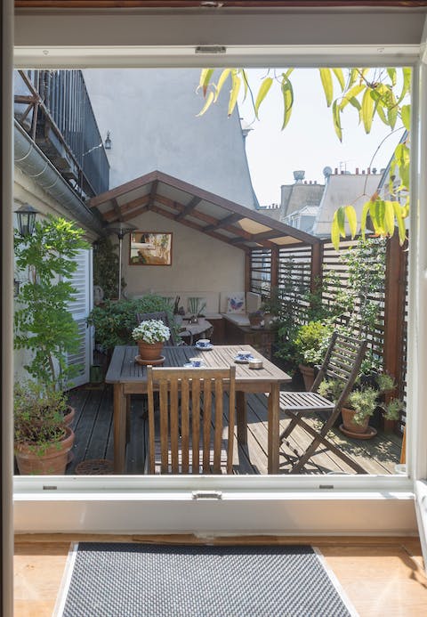 A sunbathed rooftop terrasse