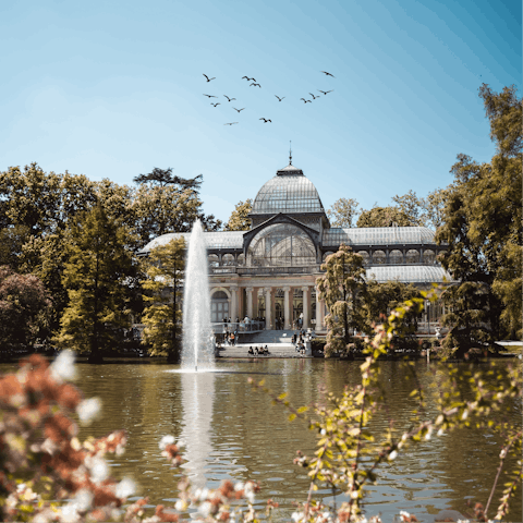 Grab a coffee to go and enjoy a morning stroll around Retiro Park