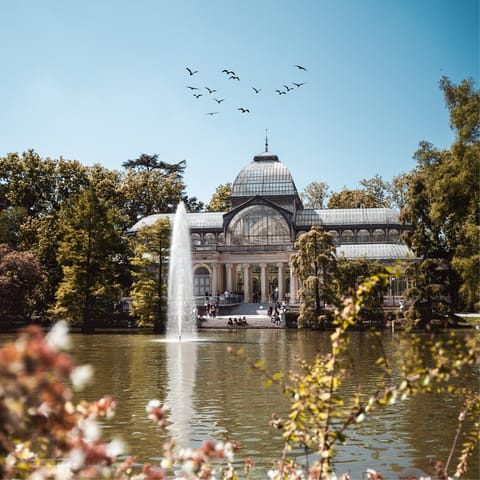 Grab a coffee to go and enjoy a morning stroll around Retiro Park