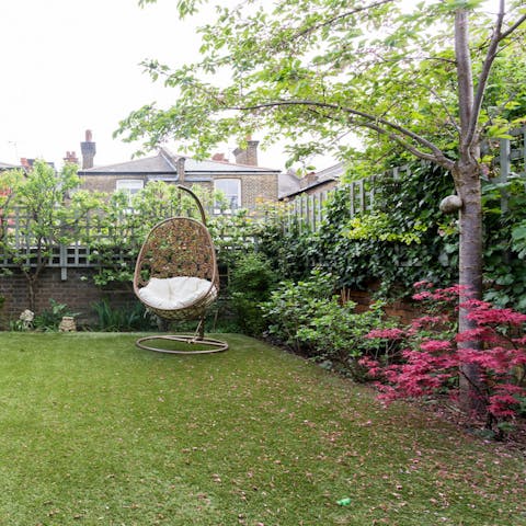 Large, well furnished & private garden