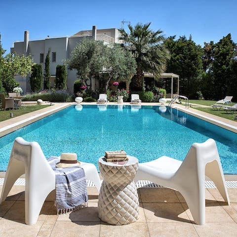 Gather the group for social days around the swimming pool